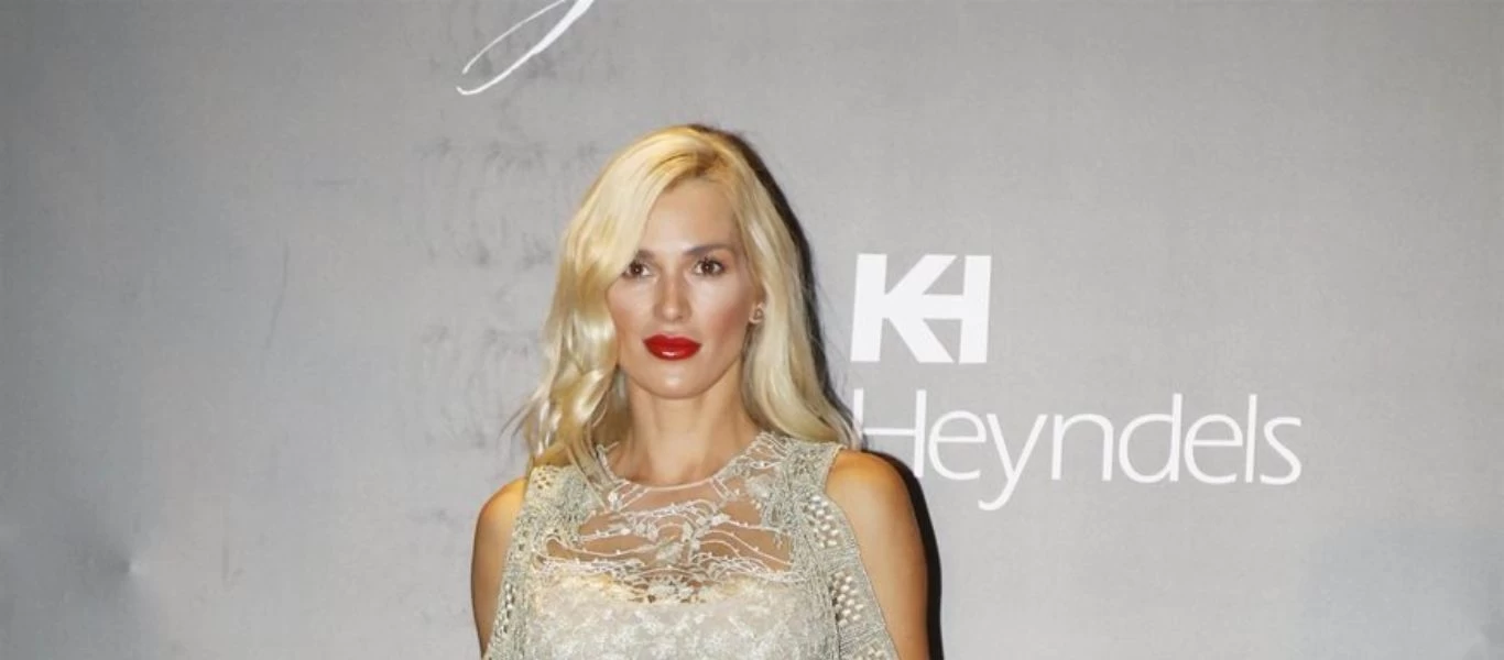 Στο πλευρό της Τ.Νόβα η Β.Καρύδα - Φόρεσε σοβιέτ αμπέχονο και σφυροδρέπανο